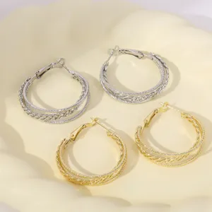 Gedetailleerd overzicht van modieuze multi-strand geometrische oorbellen in goud en zilver.
