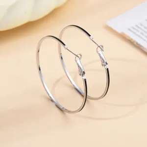 Minimalistische zilveren oorbellen creolen voor dames, klassiek lichtgewicht ontwerp.