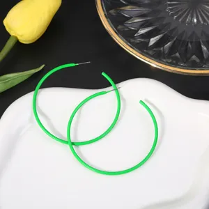 Groene snoepkleur metalen hoop oorbellen, stijlvol ontwerp, perfect accessoire detail.