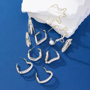 Minimalistische gouden metalen parel oorringen set, chique geometrische hart ontwerpen.