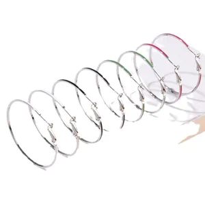 Minimalistische set van meerkleurige geemailleerde oorringen, stijlvolle mode sieraden.