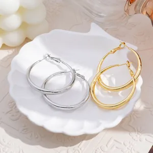 Eenvoudige metalen oorringen set, gouden en zilveren minimalistische mode sieraden.