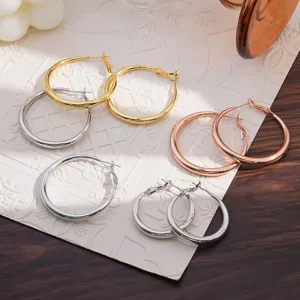Klassieke metalen creolen set, elegante grote ronde goud zilver rosé sieraden details.