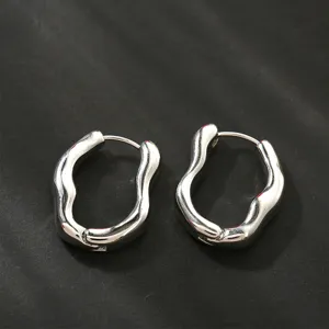 Zilveren onregelmatige geometrische oorbellen minimalistische cool stijl sieraden detail weergave