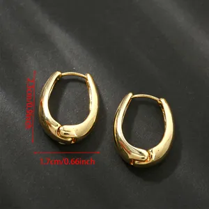 Gouden onregelmatige geometrische oorbellen, minimalistische metalen trendy sieraden.