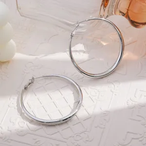 Zilverkleurige grote metalen creolen minimalistisch design dagelijkse casual mode accessoire