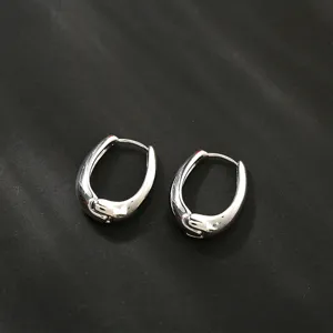 Zilveren onregelmatige geometrische oorbellen, minimalisten koude stijl mode sieraden detail.