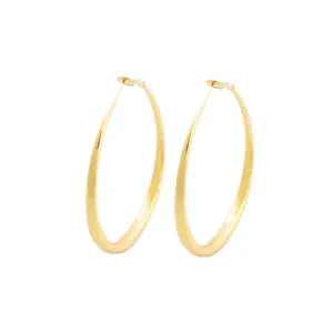 Gouden grote creolen voor vrouwen, stijlvolle eenvoudige cirkel minimalisten sieraden dagelijks.
