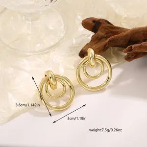 Gouden geometrische dubbele cirkel oorbellen detailweergave met afmetingen en stijl.