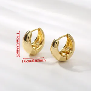 Gedetailleerd overzicht van minimalistische onregelmatige geometrische gouden creolen, chique.