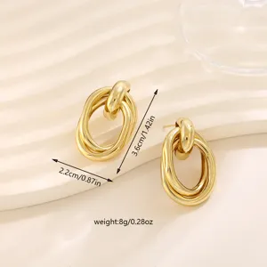 Minimalistische gouden geometrische oorbellen detail, chique en elegante dames sieraden.