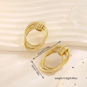 Gouden geometrische meerlaagse oorbellen in detail, stijlvol en elegant ontwerp voor dames sieraden.