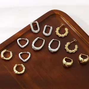 Modieuze geometrische oorbellen set met stijlvolle zilveren en gouden créoles voor dagelijks.