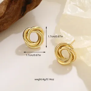Gedetailleerd overzicht van geometrische metalen oorbellen met ineengevlochten ringen.