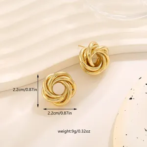 Gedetailleerd overzicht van elegante geometrische gouden knoopoorringen voor damesstijl.