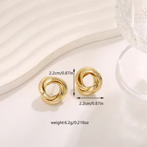 Gedetailleerd overzicht van gouden geometrische oorbellen, elegant en modern accessoire.