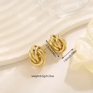 Elegante gouden geometrische oorknopjes met geknoopt design, stijlvol detail.
