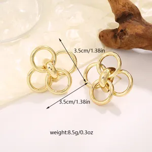 Gedetailleerd overzicht van gouden geometrische oorbellen met vervlochten ringen en maat.