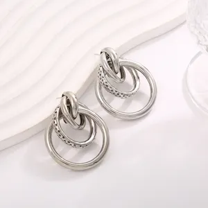 Zilveren geometrische cirkel oorbellen voor dames, stijlvolle minimalistische sieraden.