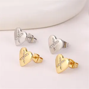 Goud en zilver hart zirconia oorknopjes, elegante kristalen sieraden variant stijl.