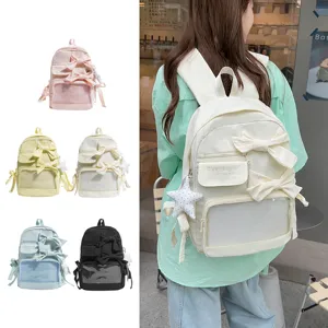 Vista detallada de la mochila ita casual con bolsillo transparente, lazos y colgante de estrella.