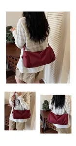 Vue détaillée du sac bandoulière cylindrique en nylon rouge en scène, style décontracté.