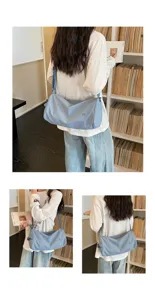Vue détaillée d'un sac bandoulière cylindrique en nylon bleu clair minimaliste et pratique.