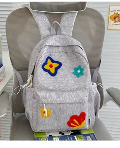 Grijs casual rugzak met kleurrijke geborduurde patches, ideaal voor studenten voor dagelijks gebruik.