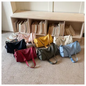 Sac bandoulière cylindrique minimaliste en nylon, grand sac décontracté pour les femmes.