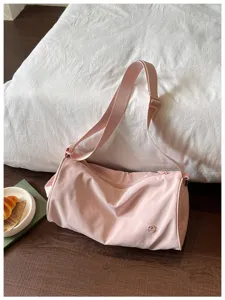Sac bandoulière cylindrique en nylon rose pour femme, grande capacité fourre-tout décontracté.