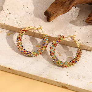 Prachtige strass creolen met kleurrijke kristallen, stijlvolle metalen sieraden voor dames.
