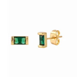 Elegante vergulde rechthoekige groene zirkonia oorknopjes voor moderne dames mode dagelijkse stijl