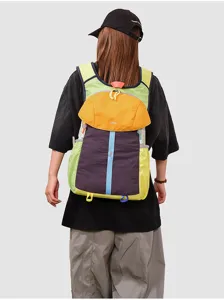 Grote waterdichte kleurenblok rugzak voor casual reizen en outdoor wandelen in de natuur.
