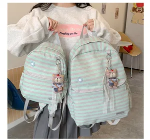 Gedetailleerd overzicht van Japanse gestreepte studentenrugzak met berenhanger en ruime capaciteit.