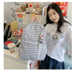Details van Japanse gestreepte rugzak met grote capaciteit en schattige berenhanger.