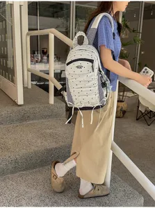 Gedetailleerd uitzicht op de Japanse stippenrugzak met volants en schouderbanden.
