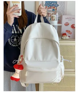 Gedetailleerd overzicht van witte minimalistische casual rugzak met voorvak en leuke hanger.