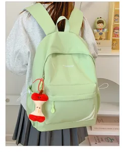 Gedetailleerd overzicht van de lichte groene casual rugzak met schattig pluche appeltje.