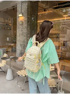 Gedetailleerd overzicht van de Japanse geplooide rugzak met stipjes bij een café