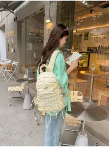 Gedetailleerd overzicht van de Japanse gerimpelde rugzak met polkadots, outdoirstijl.