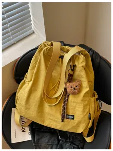 Gele nylon trekkoord rugzak detail, casual shopper tas met schattige beer hanger.