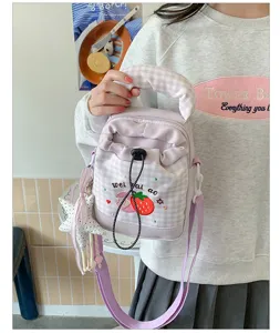 Lichtpaarse canvas crossbody tas met schattige aardbei borduursel en leuke ster hanger.