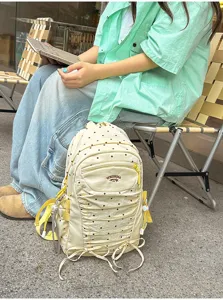 Gedetailleerd overzicht van de Japanse stiprugzak met schattige strik en mooie roezens.