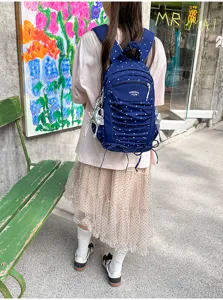 Japanse marineblauwe polkadots rugzak met geplooid ontwerp en grote capaciteit voor studenten.