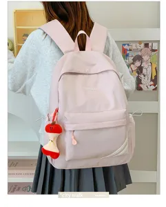 Roze casual rugzak detail met voorzak, gladde stof en schattige appelvormige hanger.