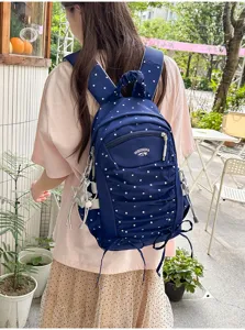Japans stijl marineblauw polkadot geplooide rugzak detail, casual dagelijkse schooltas.