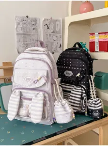 Gedetailleerd overzicht van schattige konijnenoren schoolrugzak met bijpassend tasje, sterren