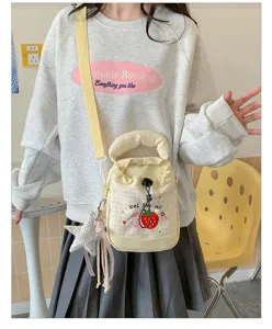 Leuke geruite canvas emmertas schoudertas voor meisjes, casual crossbody tas met aardbei decoratie.