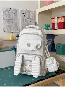 Gedetailleerd overzicht van de schattige schoolrugzak met konijnenoren voor meisjes.