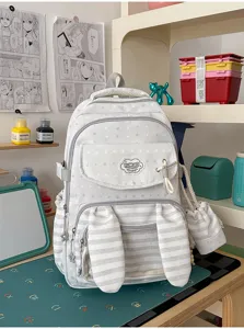 Detailweergave schattige konijnenoor schoolrugzak, grijze sterrenpatroon studententas.